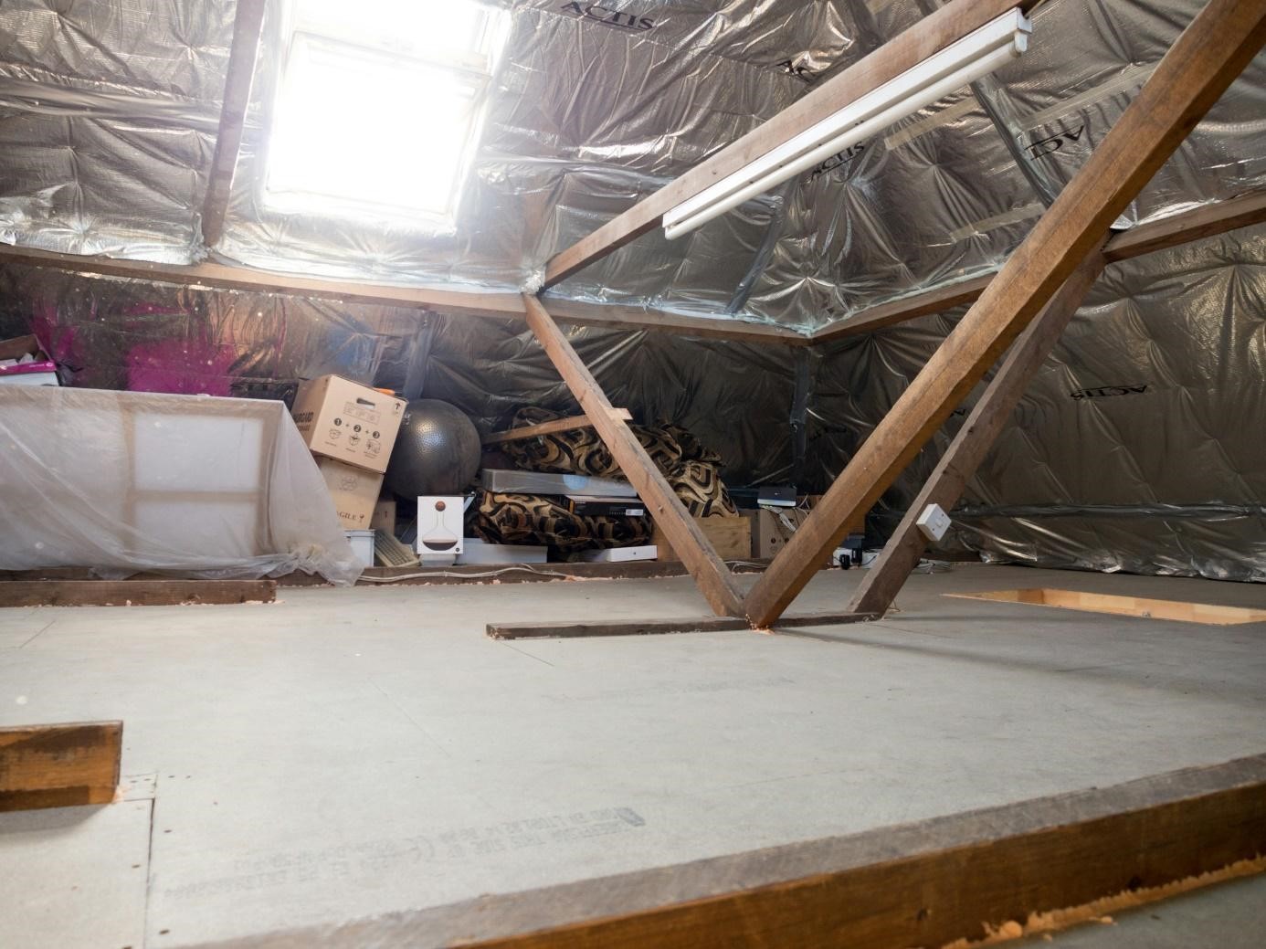 Alt=»Pose d’isolant lors de l’isolation thermique sous rampants.»