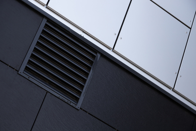 Grille d'extraction d'air vicié d'une VMC simple flux.