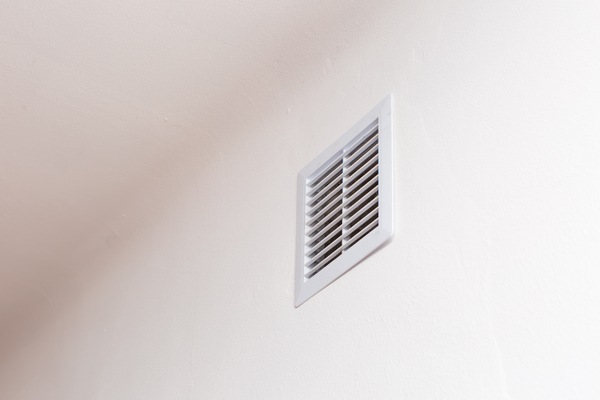 Bouche d'extraction d'une VMC simple flux.