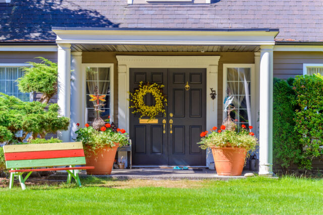 Comment isoler une porte d’entrée : les meilleures astuces pour une porte bien isolée