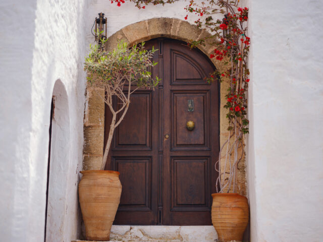 Comment isoler une porte d’entrée sans devoir la changer ?