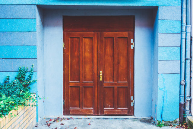 Comment isoler une vieille porte d’entrée en bois : guide pratique en 2026