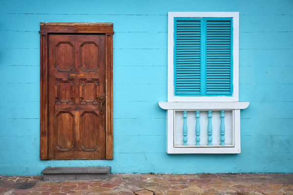 Comment isoler une vielle porte d'entrée en bois brut ?