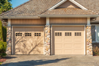 Isolant pour porte de garage basculante : comment faire le bon choix en 2026 ?