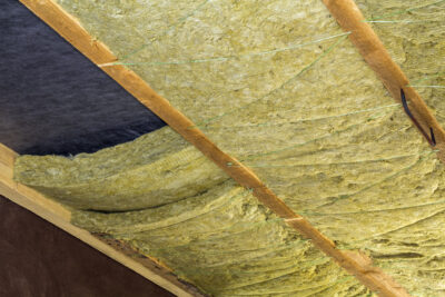 Isolant thermique posé sur un plafond.