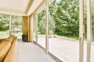 Isolation d’une baie vitrée coulissante : guide pour un confort thermique optimal