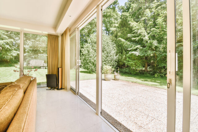 Isolation d’une baie vitrée coulissante : guide pour un confort thermique optimal