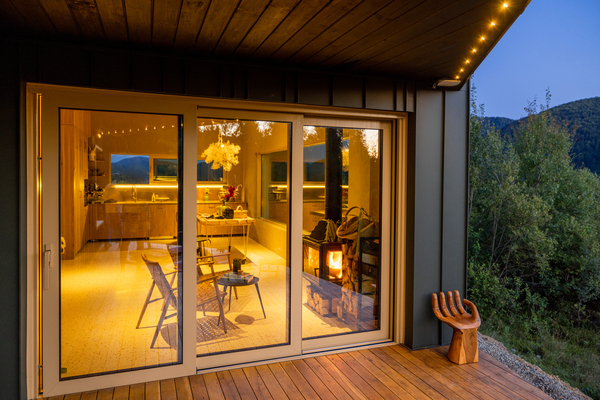 Isolation baie vitrée coulissante donnant sur une terrasse.