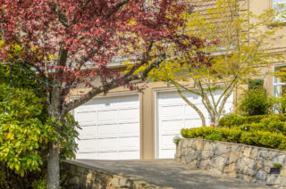 Isolation d’une porte de garage sectionnelle : guide pour réussir