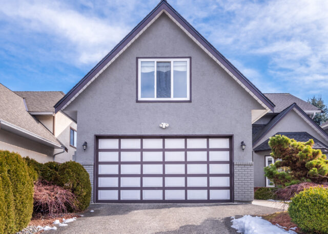 Isoler le contour de la porte de garage : astuces pratiques en 2026