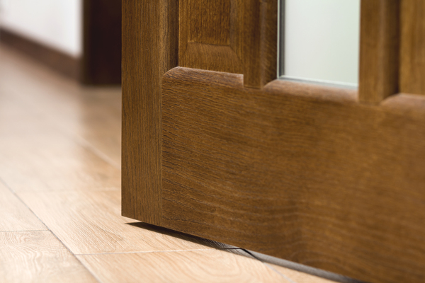 Isoler une porte en bois véritable.