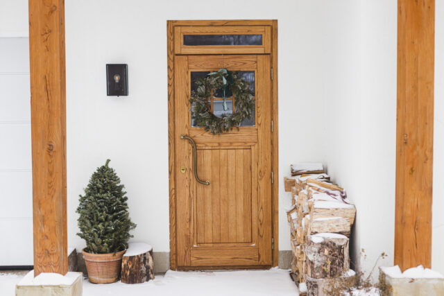 Isoler une porte en bois : méthodes et astuces pour une isolation efficace