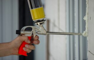 Mousse isolante pour porte : guide pour bien choisir