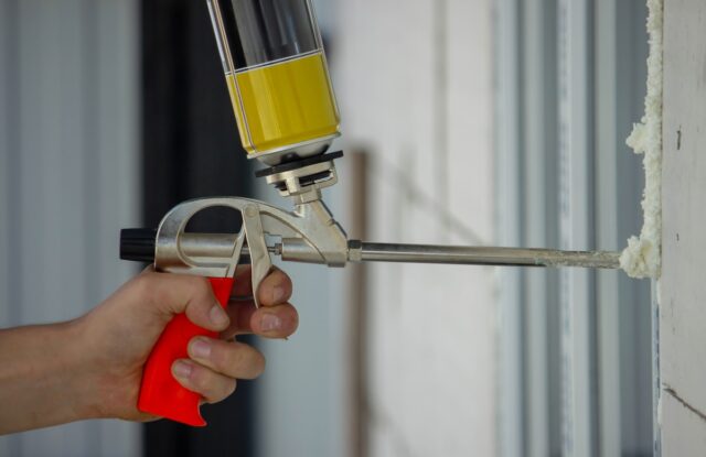 Mousse isolante pour porte : guide pour bien choisir