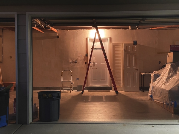 Porte isolante entre garage et maison couleur blanche.