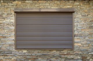 Prix d’une fenêtre PVC à double vitrage avec volet roulant électrique : guide 2026