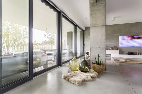 ameliorer isolation baie vitrée coulissante d'une pièce de vie.