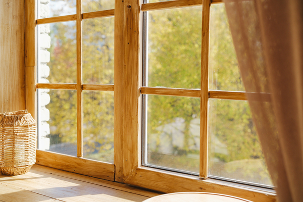 Isolant pour fenetre avec cadre en bois.