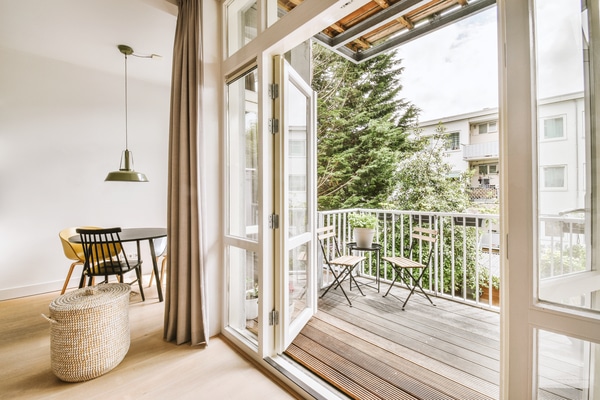 Porte fenetre double vitrage devant une petite terrasse.