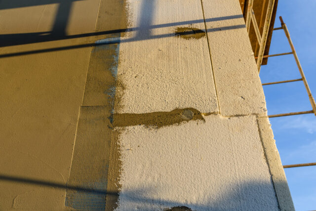 Prix au m2 d’une isolation extérieure + crépi : les essentiels à savoir