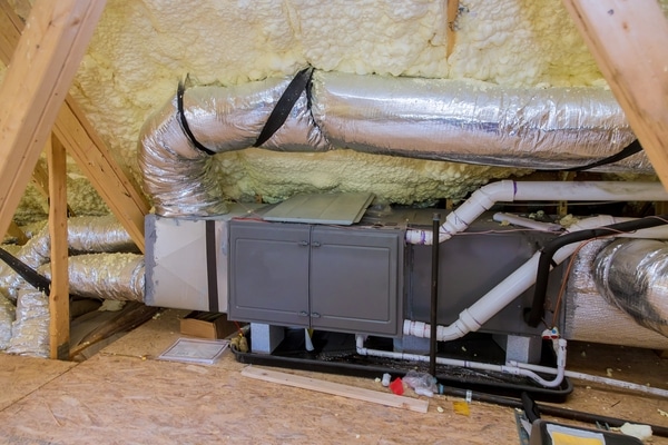 Gaine vmc isolée reliée au caisson de ventilation.