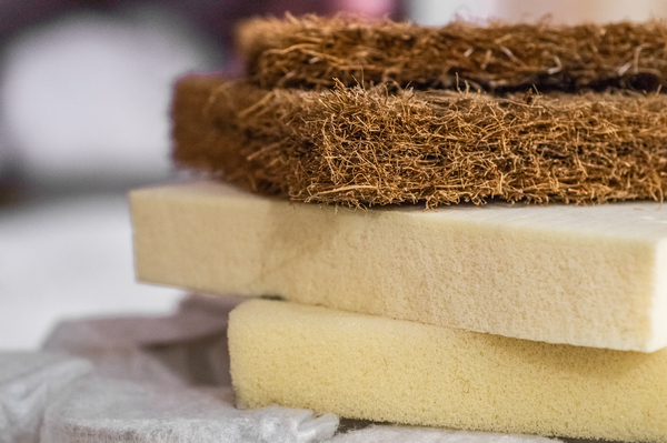 Panneaux d'isolant laine de bois posés sur des panneaux de mousse.
