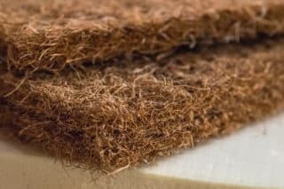 Isolant en laine de bois : guide complet pour isoler toiture, murs et planchers naturellement