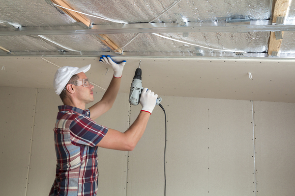 Isolation sous sol plafond avec pose de panneaux isolants.