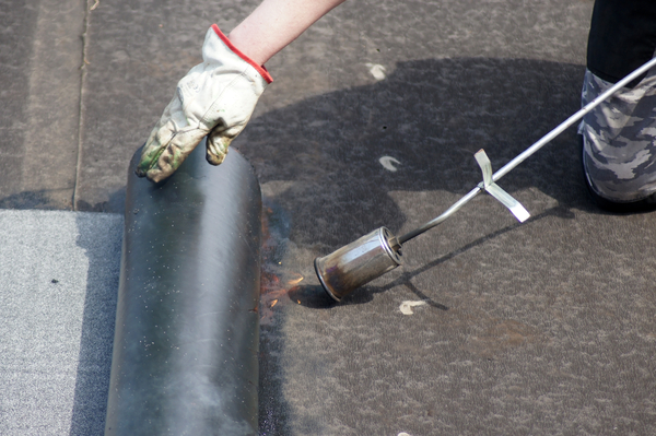 Pose d'une membrane pour l'isolation toiture terrasse.