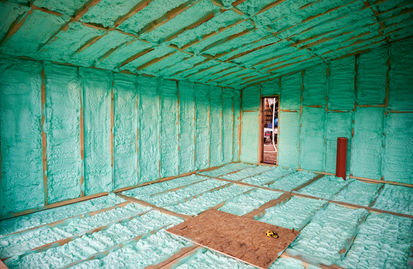 Meilleur isolant thermique, mousse isolante projetée pour l'isolation intérieure.
