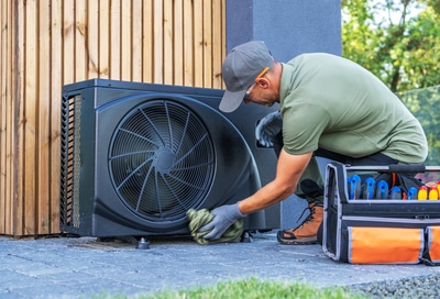 Entretien d'une pompe a chaleur air eau par un technicien spécialisé.