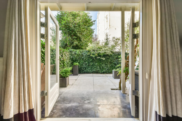 Rideau d’isolation pour porte d’entrée : guide complet pour bien choisir