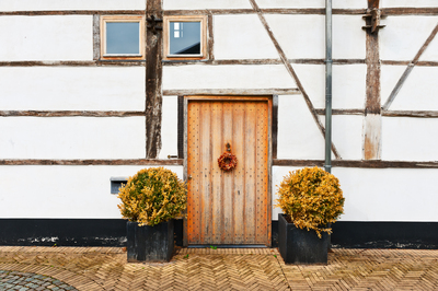 Comment isoler une vieille porte d'entrée en bois sans la changer ?