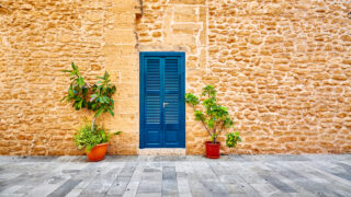 Comment isoler une vieille porte d’entrée en bois : guide pratique en 2026