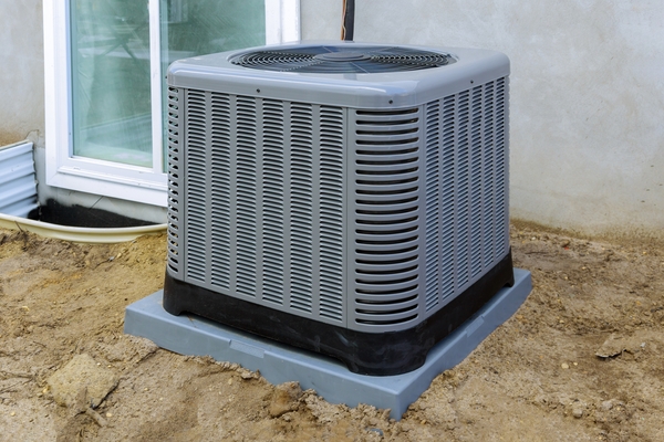 Type de pompe à chaleur air-air avec unité extérieure de forme carré.